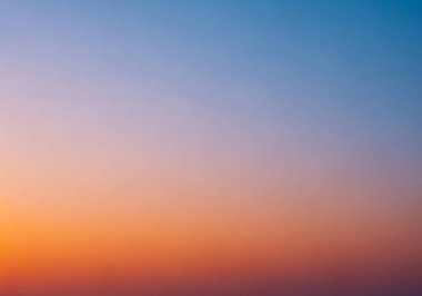 Güneşli güzel gün batımı gökyüzü.