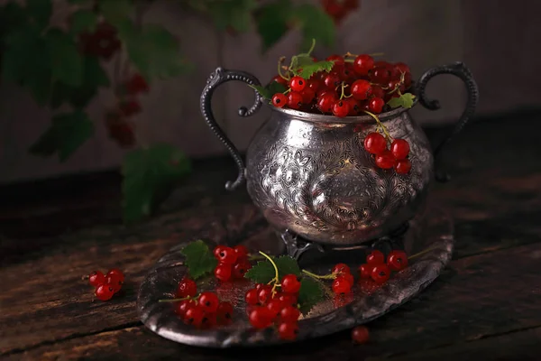 Stillleben Mit Roter Johannisbeere Einer Vase Auf Einem Holztisch — Stockfoto