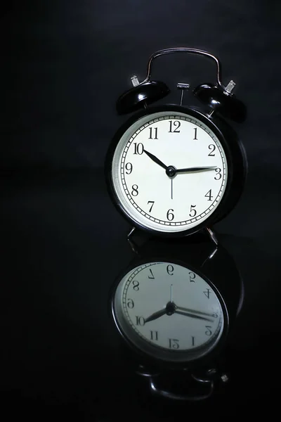 Ayna Yüzeyinde Siyah Alarm Saati — Stok fotoğraf