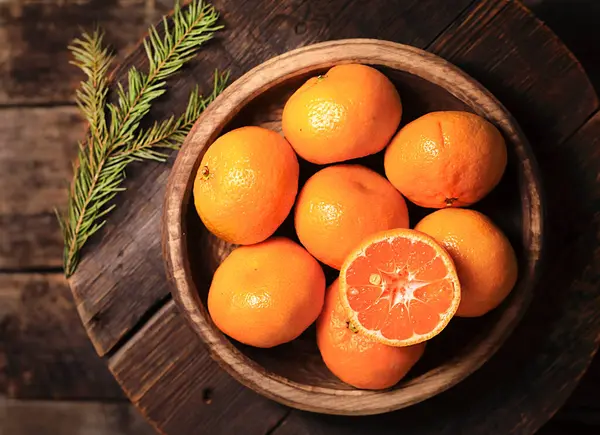 Eine Gruppe Mandarinen Einer Hölzernen Schüssel Auf Einem Holztisch — Stockfoto