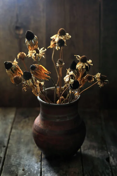 Egy Csokor Régi Szárított Virág Egy Évjárat Kancsó Egy Háttér — Stock Fotó