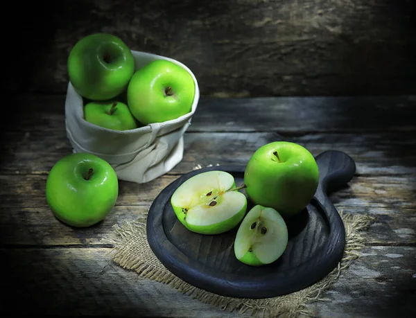 Maçãs Verdes Mesa Madeira — Fotografia de Stock