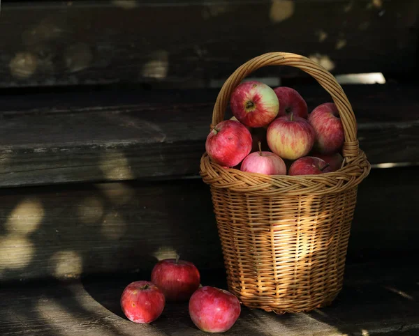 Maçãs Uma Cesta — Fotografia de Stock