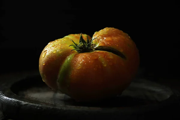 Eine Tomate Auf Schwarzem Hintergrund — Stockfoto