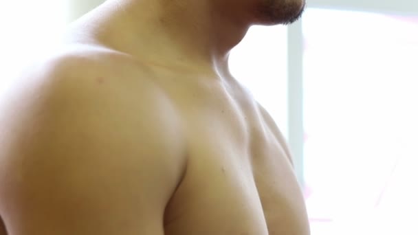 Un jeune homme à poitrine nue — Video