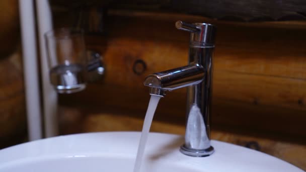 Robinet d'eau dans la salle de bain. Alimentation en eau — Video