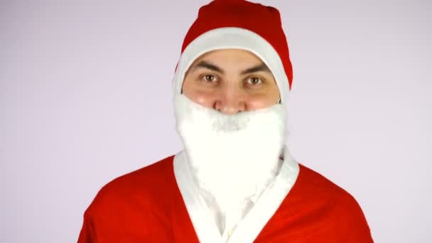 Junger Mann im Weihnachtsmann-Anzug nickt mit dem Kopf und sagt Ja auf weißem Hintergrund — Stockvideo