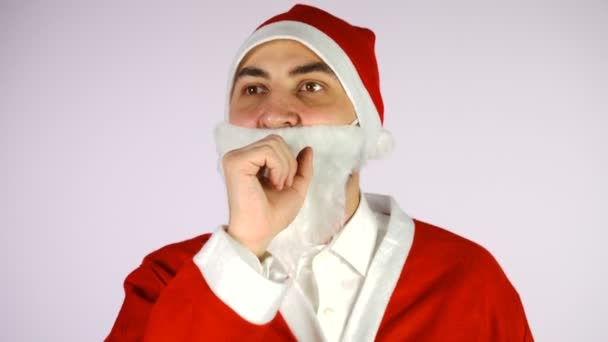 Ung man i Santa claus kostym som lider av hosta över vit bakgrund. — Stockvideo