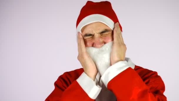 Uomo frustrato in tuta Babbo Natale sensazione di malessere, mal di testa sofferenza, strofinando la testa per alleviare il dolore — Video Stock