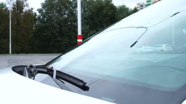 Vnější pohled na zapnutý stěrač a podložku v autě — Stock video