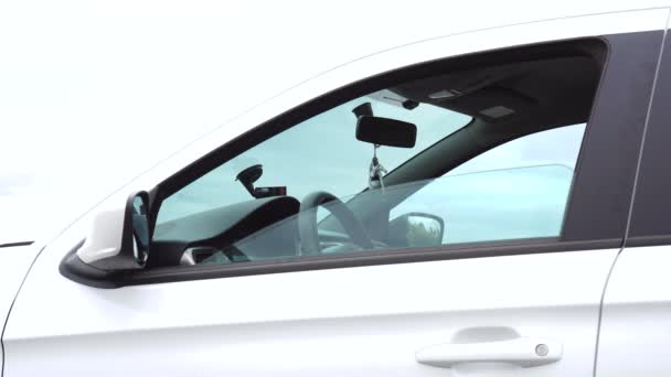 Das Fahrerfenster schließt sich im Auto und dann geht das Auto weg — Stockvideo