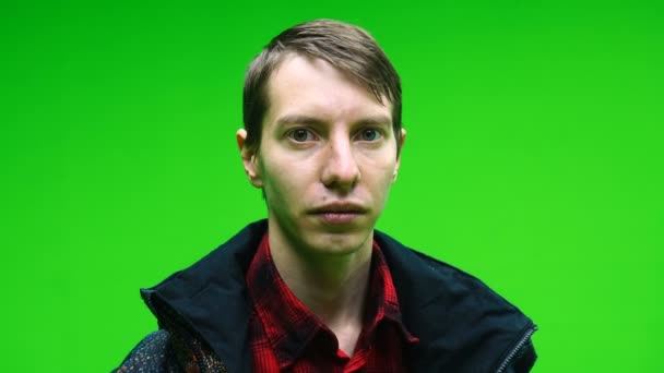 Портрет молодого чоловіка в повсякденному одязі на фоні зеленого екрану . — стокове відео
