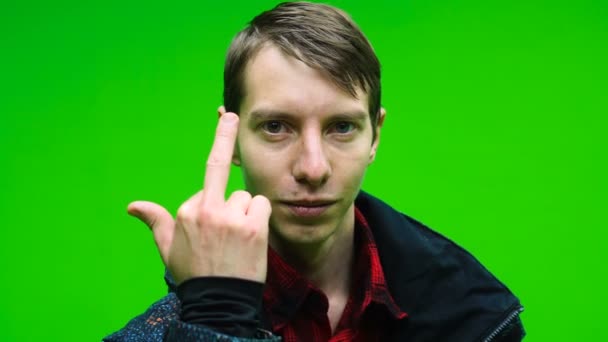 Молодий чоловік у повсякденному одязі, що показує середній палець, грубий знак неповаги, робить жест на хуй — стокове відео