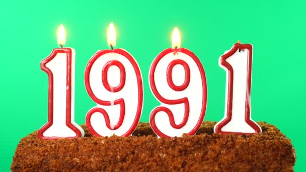 Торт с номером 1991 зажгли свечи. Дата прошлого столетия. Хрома-ключ. Зеленый экран. Isolated — стоковое видео