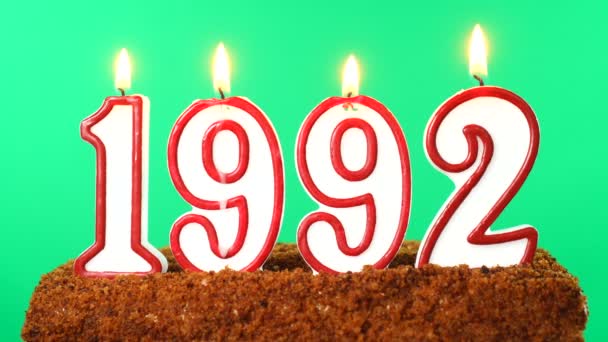 Торт с номером 1992 зажженной свечи. Дата прошлого столетия. Хрома-ключ. Зеленый экран. Isolated — стоковое видео
