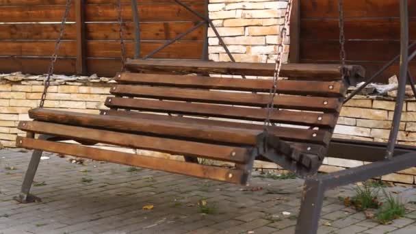 여름 방학 때 시골 마당에서 로커 의자나 로커 벤치에서 균형을 잡는 모습, 나무로 된 요람을 재현하는 모습 — 비디오