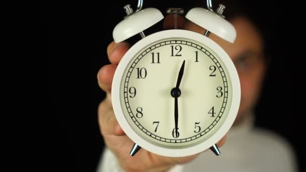 12: 30 oclock. mano umana che tiene sveglia che mostra dodici-trenta oclock e squillo. — Video Stock