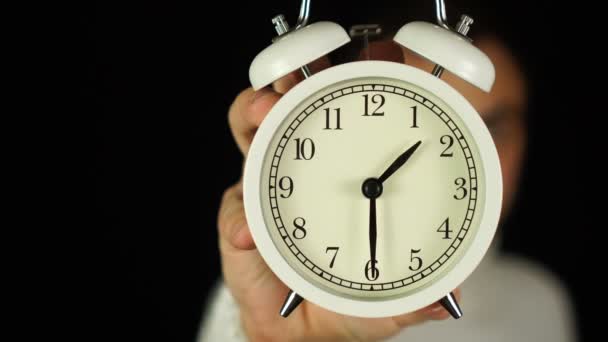 1: 30 en punto. Mano humana sosteniendo el despertador que muestra una treintena de reloj y sonando. — Vídeo de stock