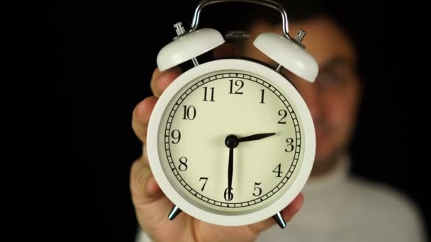 Ve 14:30. Lidská ruka držící budík, který ukazuje 2: 30 hodin a zvoní. — Stock video