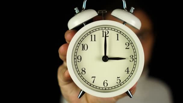 3 oclock. Réveil main humaine qui montre trois horloges et sonnerie. — Video