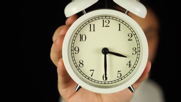 3: 30 oclock. Människans hand håller väckarklocka som visar tre-trettio oclock och ringer. — Stockvideo