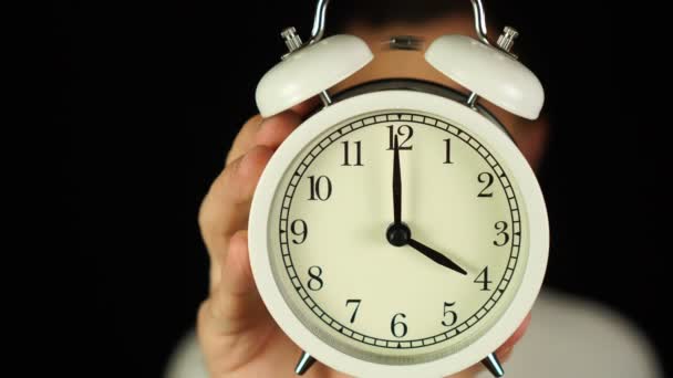 4時だ。4つのクロックとリンギングを示す人間の手は目覚まし時計を保持. — ストック動画