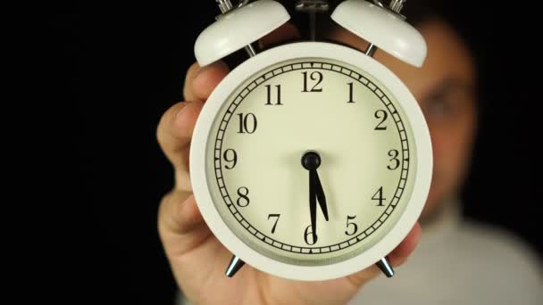 Half zes oclock. Menselijke hand met wekker die vijf-dertig oclock en rinkelen toont. — Stockvideo