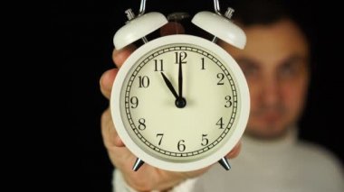 11 kilitlendi. On bir kilitlenme ve çınlama gösteren çalar saati tutan insan eli..