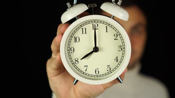 8 oclock. Réveil main humaine qui montre huit horloges et sonnerie. — Video