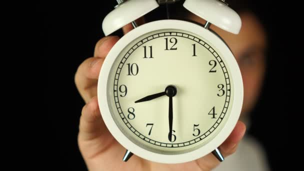 8: 30 。手拿着显示八点半钟和铃声的闹钟. — 图库视频影像