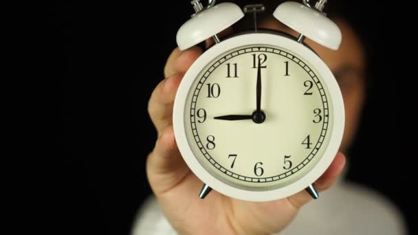 V devět. Lidská ruka drží budík, který ukazuje devět hodin a zvoní. — Stock video