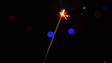 Noel ya da yeni yıl partisinde yanan maytaplar. Tatil festivali konsepti. Şenlik ateşi.