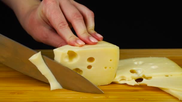 Cutting cheese very accurately and gently. Perfect way of cutting cheese — Stock Video