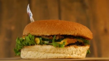 Üzerinde küçük Güney Kore bayrağı olan leziz bir burger ve kürdan. Lezzetli hamburger dönüyor..