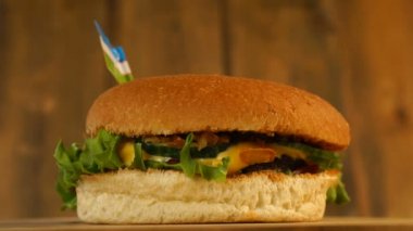 Üzerinde küçük Özbek bayrağı olan leziz bir burger ve kürdan. Lezzetli hamburger dönüyor..