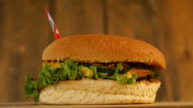 Üstünde küçük Lübnan bayrağı olan lezzetli bir burger ve kürdan. Lezzetli hamburger dönüyor..
