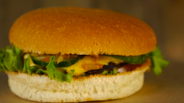 Burger parfait avec des ingrédients frais tournant devant la caméra. Style rustique — Video
