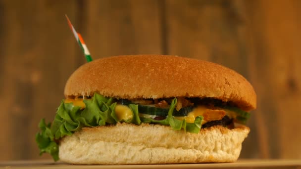Delicioso hambúrguer com pequena bandeira indiana em cima deles com palitos. Hambúrguer delicioso rotativo. — Vídeo de Stock