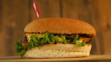 Üstünde küçük Peru bayrağı olan leziz bir burger ve kürdan. Lezzetli hamburger dönüyor..