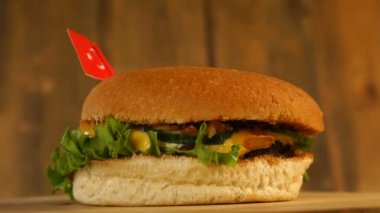 Üzerinde küçük Türk bayrağı olan leziz bir hamburger ve kürdan. Lezzetli hamburger dönüyor..