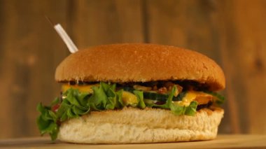 Üstünde kürdanla küçük Katar bayrağı olan lezzetli bir burger. Lezzetli hamburger dönüyor..