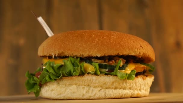 Lahodný burger s malou katarskou vlajkou na nich s párátky. Mňam hamburger rotující. — Stock video