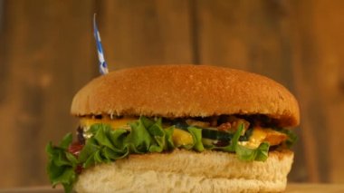 Üstünde küçük İskoç bayrağı olan leziz bir burger ve kürdan. Lezzetli hamburger dönüyor..