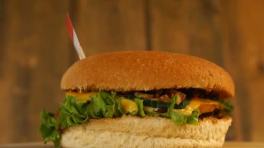 Üstünde kürdanla Singapur bayrağı olan lezzetli bir burger. Lezzetli hamburger dönüyor..