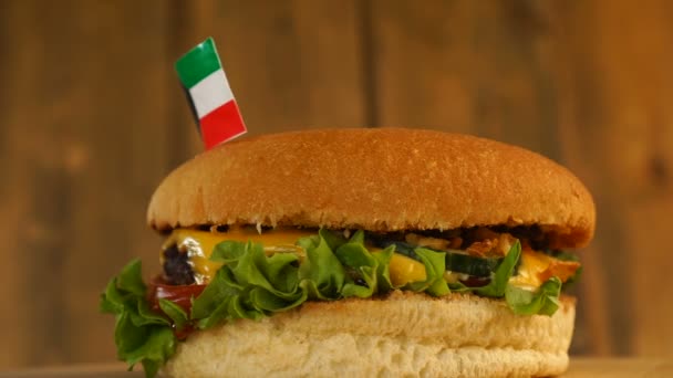 Výborný burger s kuvajtskou vlajkou a párátky. Mňam hamburger rotující. — Stock video