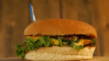 Üstünde kürdanla küçük Guatemala bayrağı olan lezzetli bir burger. Lezzetli hamburger dönüyor..