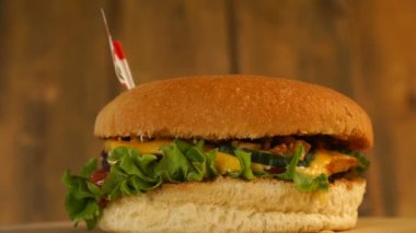 Üzerinde Prens Edward Adası 'nın küçük bayrağı kürdanlı lezzetli bir burger. Lezzetli hamburger dönüyor..