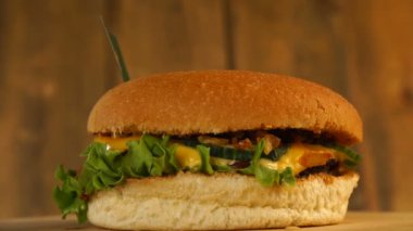 Üstünde kürdanla küçük Fas bayrağı olan leziz bir burger. Lezzetli hamburger dönüyor..