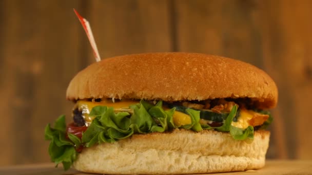 Délicieux hamburger avec petit drapeau de Bahreïn sur le dessus avec cure-dents. Hamburger délicieux tournant. — Video