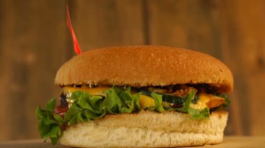 Üstünde küçük Fas bayrağı olan leziz bir burger ve kürdan. Lezzetli hamburger dönüyor..